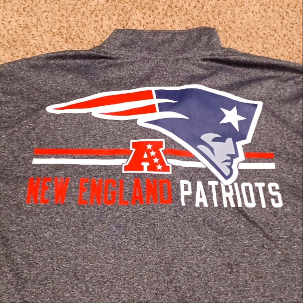 New England Patriots Gray Long Sleeved Pullover. Size M